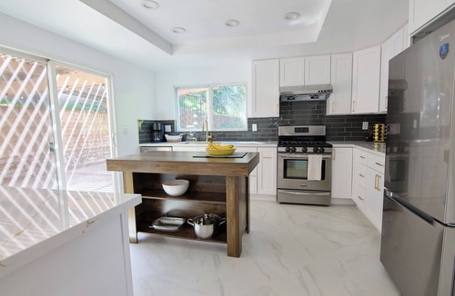 Bonita House | Home Retreat -Sleeps 8 - Near Raging Waters, DisneyLand & LA