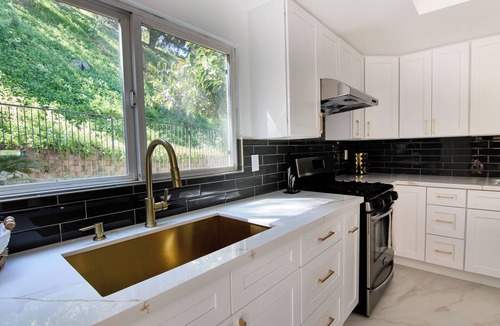 Bonita House | Home Retreat -Sleeps 8 - Near Raging Waters, DisneyLand & LA