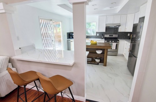 Bonita House | Home Retreat -Sleeps 8 - Near Raging Waters, DisneyLand & LA