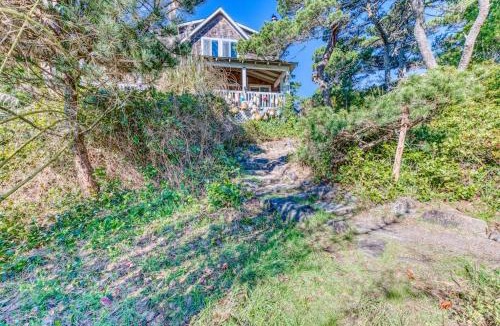 Florence House | Home with Guest Cottage & Private Hot Tub - Close Beach Access Dogs OK