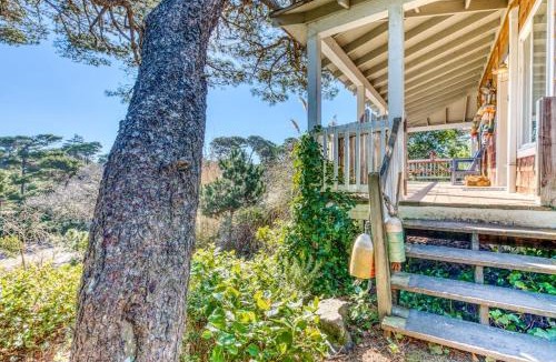 Florence House | Home with Guest Cottage & Private Hot Tub - Close Beach Access Dogs OK