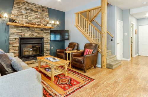 Three Rivers House | Home with trail walk to the river, WiFi, washer/dryer, fireplace, pool