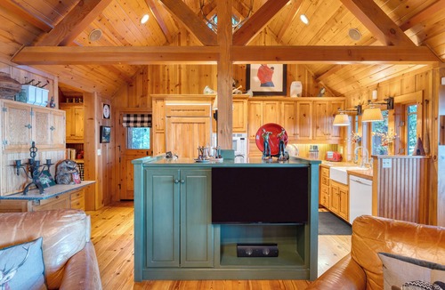 Homewood House | Homewood Lakefront by AvantStay | Private Beach & Lake Access + Views!