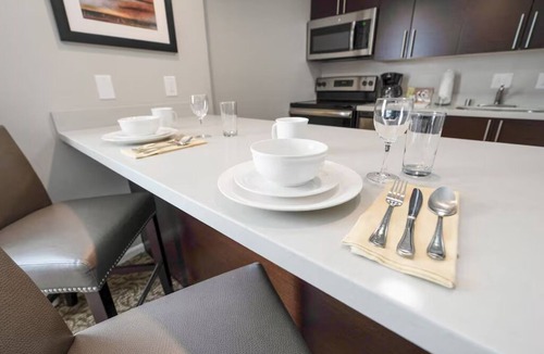 Newark Hotel | Homey 2 Suite w/Fireplace & Desk Space l Free Breakfast