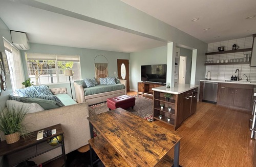 South Park House | Hot Tub. A/C. Laundry. 2 Parking Spots. Orchard.