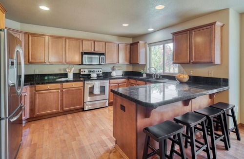 Oregon Water Wonderland House | Hot Tub, Air Hockey, Foosball, Deck Lounge | Near Sunriver & Mt. Bachelor Skiing