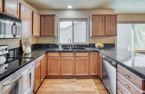 Oregon Water Wonderland House | Hot Tub, Air Hockey, Foosball, Deck Lounge | Near Sunriver & Mt. Bachelor Skiing