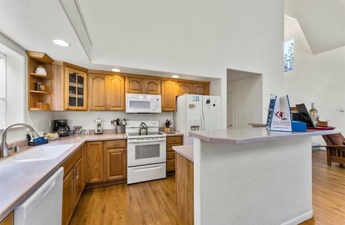 Tahoe Paradise House | Hot Tub | BBQ | Deck | Pet Friendly