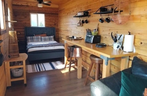 Oakridge House | Hot tub! Christmas tree heaven experience.