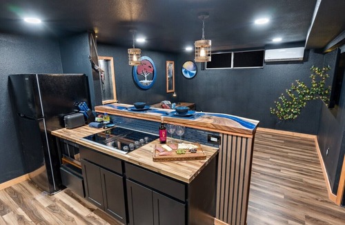 West University House | Hot Tub, Fire Pit, 4~King Beds, 3 baths, 2 Kitchens, 2 Living Rooms, 3 Immersive Experiences
