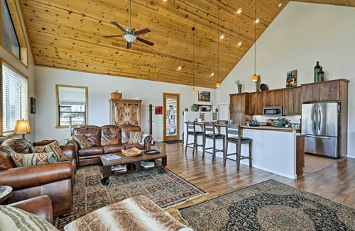 Show Low Cabin | Hot Tub + Game Room! 30-Acre Vernon Retreat