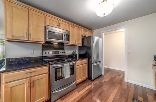 Friendly House | Hot tub Game Room Arcade AC near UofO, Hayward Field & Matt Knight