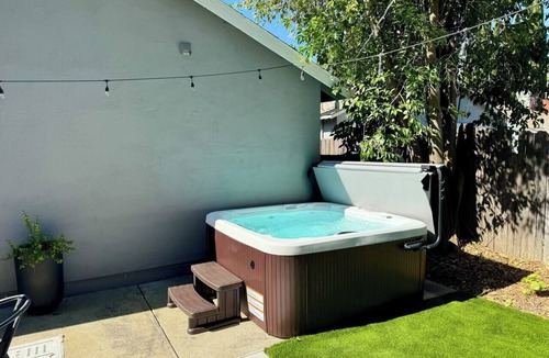 West Sacramento House | Hot Tub Haven & Game Room Retreat