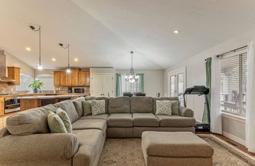 South Jordan House | Hot Tub Hideaway | 4 bd 3 ba | BBQ | Massage
