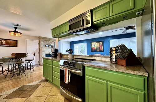 Little Pocket House | Hot Tub · Huge Fenced Yard · EV Charger · 10 Min to Downtown Sac