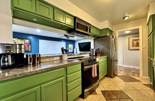 Little Pocket House | Hot Tub · Huge Fenced Yard · EV Charger · 10 Min to Downtown Sac