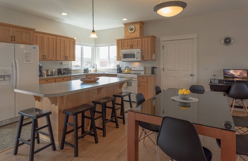 Old Farm District House | Hot Tub ~ Lovely Bend home ~ Fireplace ~ Dog Friendly ~ Fenced Yard!