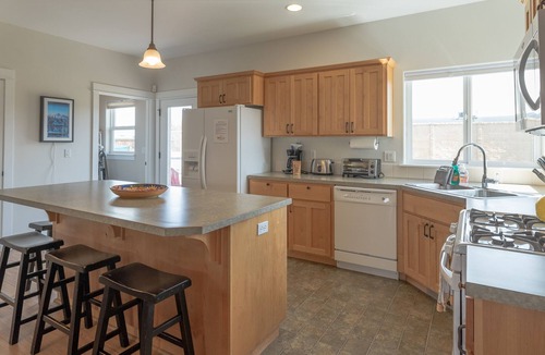 Old Farm District House | Hot Tub ~ Lovely Bend home ~ Fireplace ~ Dog Friendly ~ Fenced Yard!