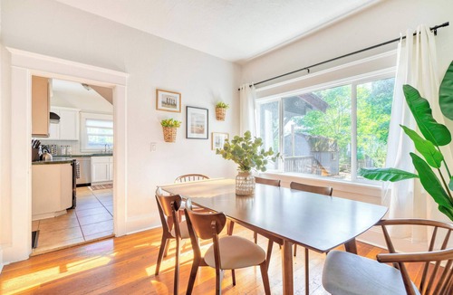 King House | Hot tub | Mid-Century 3BR/1BA | Big Yard | Near Alberta