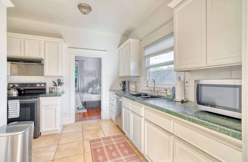 King House | Hot tub | Mid-Century 3BR/1BA | Big Yard | Near Alberta