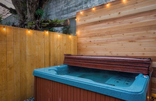 King House | Hot tub | Mid-Century 3BR/1BA | Big Yard | Near Alberta