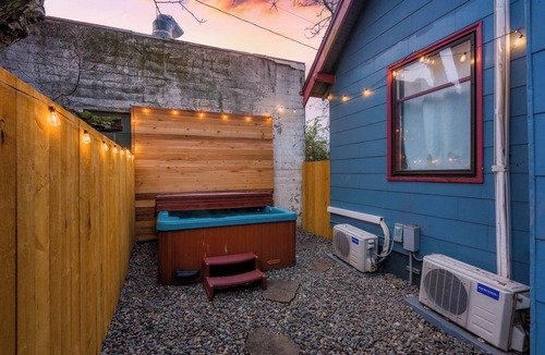 King House | Hot tub | Mid-Century 3BR/1BA | Big Yard | Near Alberta