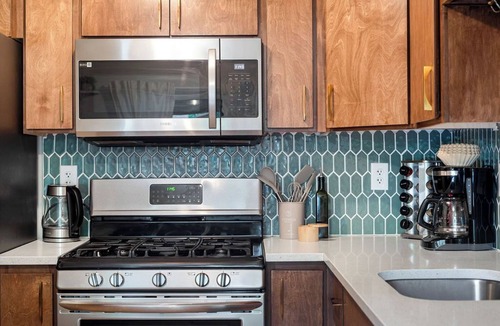 Oak Grove House | Hot Tub Retreat with Fire Pit & Fenced Yard PDX