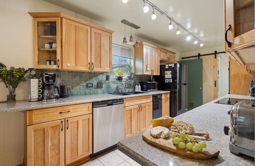 Groveland House | Hot Tub · Sauna · Fire Pit. Yard| 33mi to Yosemite