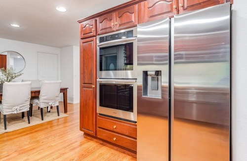 Vancouver House | Hot Tub , Sauna , Movie Theater, Pool table, Park ,Office, Play ground.