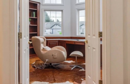 Vancouver House | Hot Tub , Sauna , Movie Theater, Pool table, Park ,Office, Play ground.