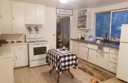 Oakridge Cottage | Hot Tub, Ski Shack, Willamette Pass's closest house on the Oakridge/Eugene side