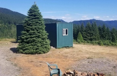 Oakridge Cabin | Hot tub! sought out Christmas tree heaven experience. unique container.