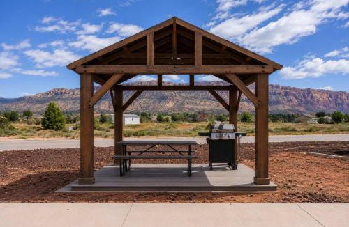 Apple Valley House | Hot Tub Under Desert Sky, Zion Tiny Home Getaway
