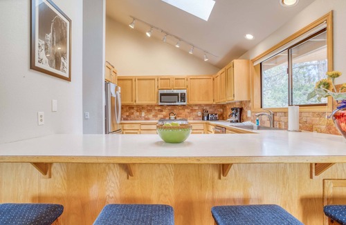 Sunriver House | Hot Tub, Wrap-Around Deck, Main-Level King Master Suite plus SHARC passes!