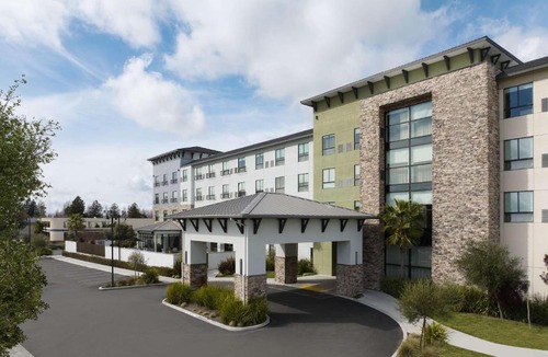 Rohnert Park Hotel | Hotel Centro Sonoma Wine Country, Tapestry Collection Hilton