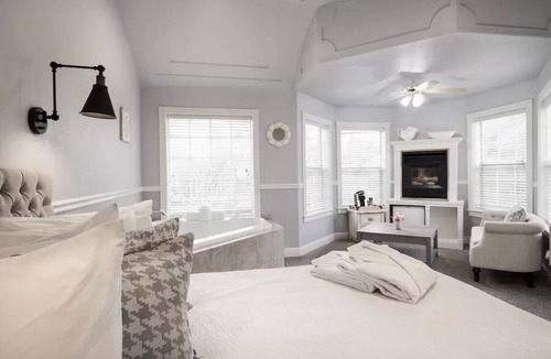 Oakhurst Bed & Breakfast | Hounds Tooth Inn