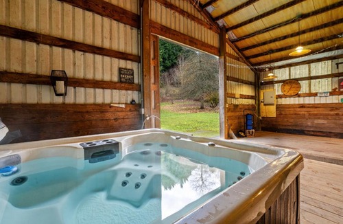 Carver House | House near Lake w Beautiful Acres to Explore