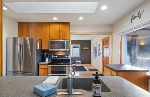 Carver House | House near Lake w Beautiful Acres to Explore