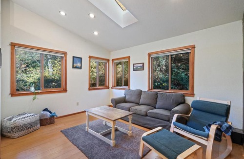 Carver House | House near Lake w Beautiful Acres to Explore