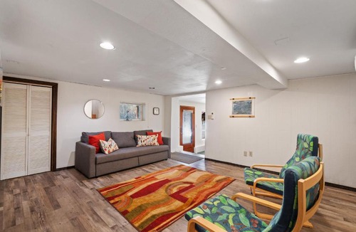 Carver House | House near Lake w Beautiful Acres to Explore