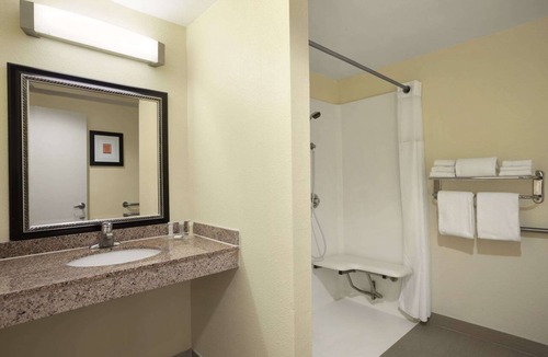 Midway District Hotel | Howard Johnson by Wyndham San Diego Sea World