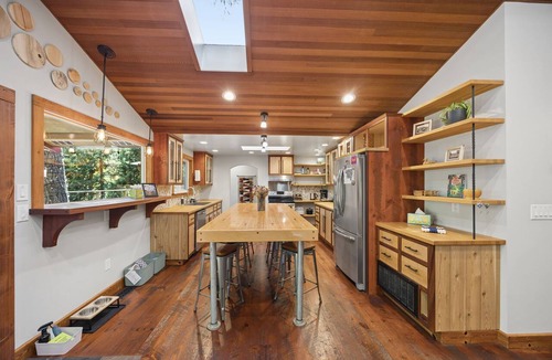 Marmot House | Howard's Hideaway Riverfront Pet Friendly Cabin