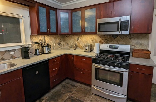 Southwest Berkeley House | Huge 7 Bedroom - 3 Bath House w Hot Tub