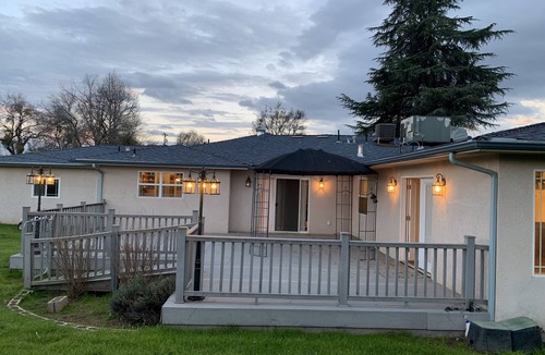 Clovis House | HUGE Family/Team/Group Luxury Home, Pets & Wheelchair Friendly, Sleeps 13-18