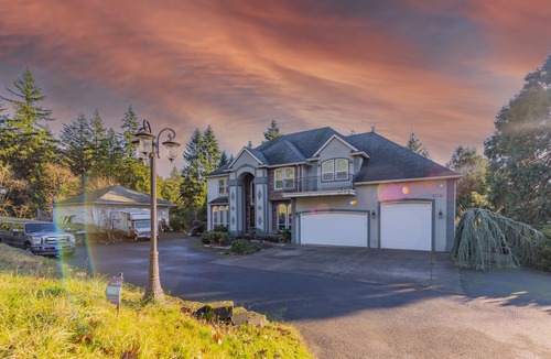 Pleasant Valley House | Huge Luxury Home with huge Deck near Powell Butte Park