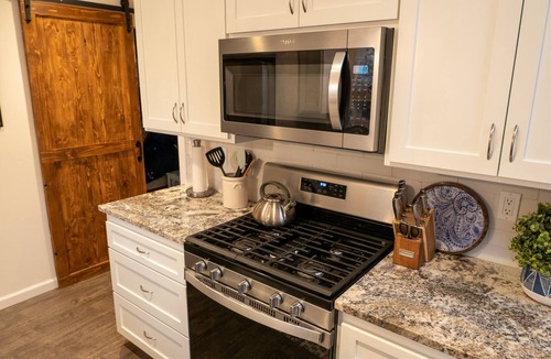 Arroyo Grande Cottage | Hummingbird Cottage: Private, close to downtown AG