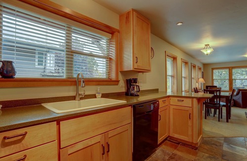 Hood River Apartment | Hutson's Hideaway - Steps to Downtown, Views, Adorable Apartment, Cozy & Newer