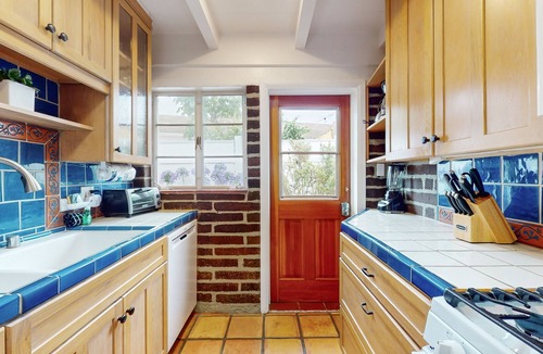 Country Club House | Iconic La Jolla Adobe Home | Private Hot Tub | Secluded Courtyard Firepit