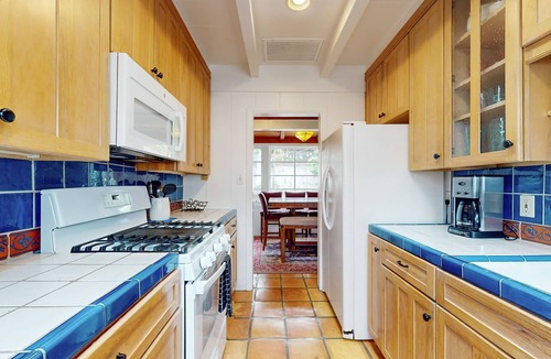 Country Club House | Iconic La Jolla Adobe Home | Private Hot Tub | Secluded Courtyard Firepit