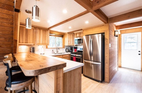 Crest Park Cabin | Iconic modernized A-frame Cabin in Lake Arrowhead/hot tub/dog friendly